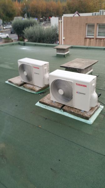 Groupes extérieurs TOSHIBA toiture laboratoire Carnoux