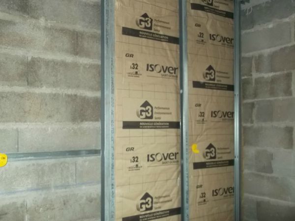 Installation rouleaux d'isolation murs grenier Marignane