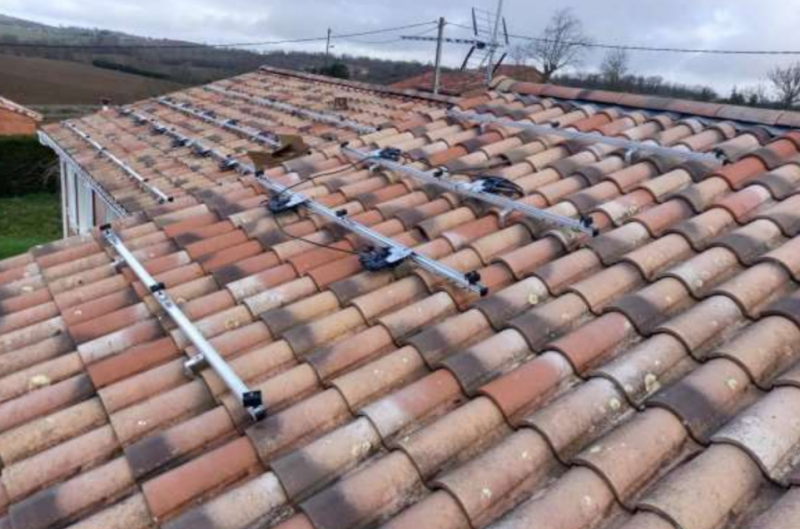 Installation de panneaux photovoltaïques sur le toit d'une villa à Saint-Victoret