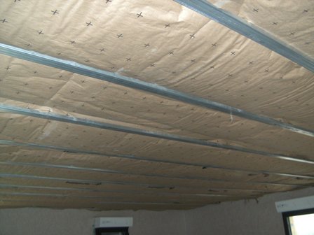 Travaux d'isolation combles rouleaux de laine de verre Marignane