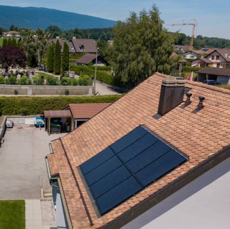 Installation de panneaux photovoltaïques sur le toit d'une villa à Saint-Victoret